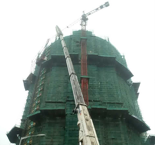 沁源吊车在工地上作业
